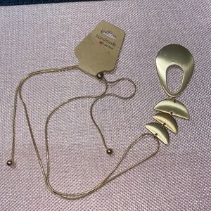 Elegant Gold Pendant Necklace